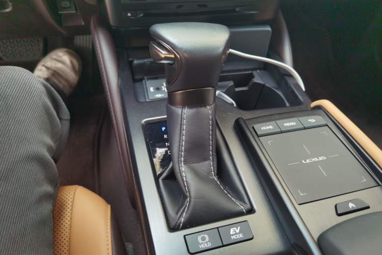 Used Lexus ES 2020 300h Premier Edition Gear Lever