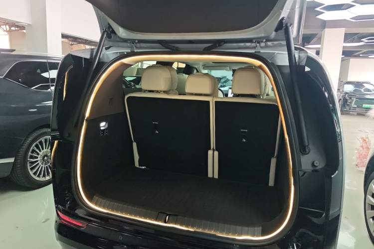 Used Li Auto MEGA 2024 Ultra Model Trunk