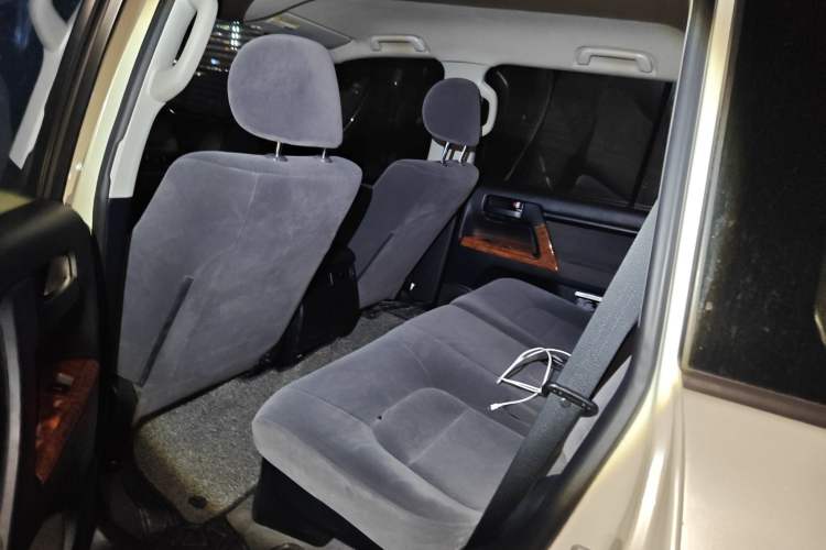 Used Toyota Land Cruiser 2015 4.0L V6 Middle East Low-Trim Version
