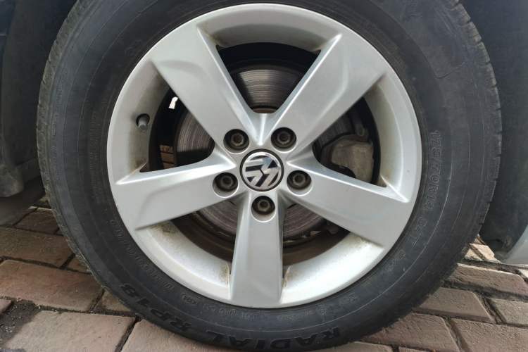 Used Volkswagen Jetta 2017 1.4L Manual Fashion Edition Right Front Wheel Hub