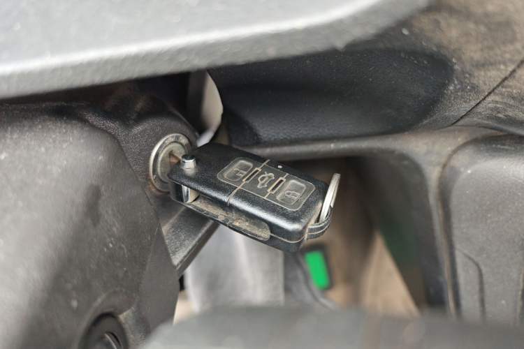 Used Iveco Daily 2023 2.5T A35M1 Short Wheelbase Low-Roof Single-Tire Side-Sliding Door 5-9 Seater Vehicle Key