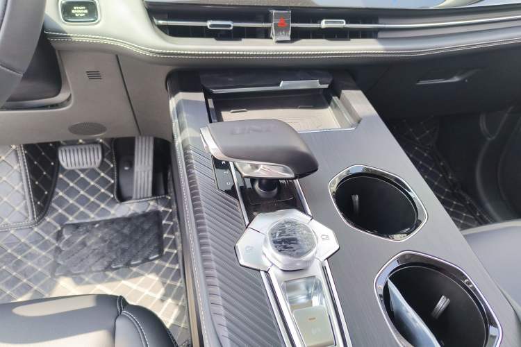 Used CHANGAN UNI-K iDD 2024 ZhiDian iDD 1.5T 135km Smart Leading Model
