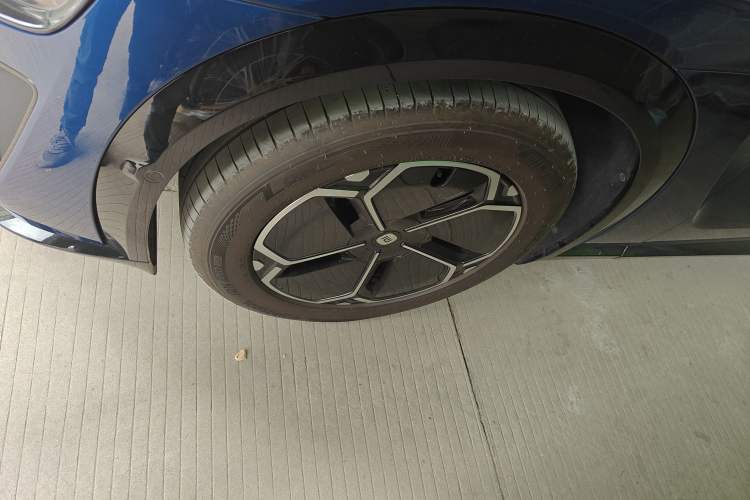 Used Xiaomi Auto YU7 2025 Ultra-Long Range Rear-Wheel Drive Version Left Front Wheel Hub