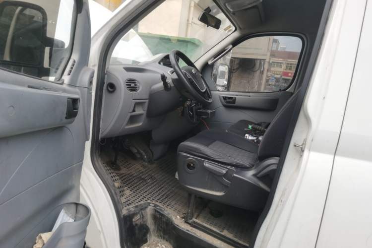 Used SAIC MAXUS Xintu V80 2019 2.5T Classic AMT Aoyuntong Facelifted Short-Wheelbase Mid-Roof 5/6-Seater Driver Seat