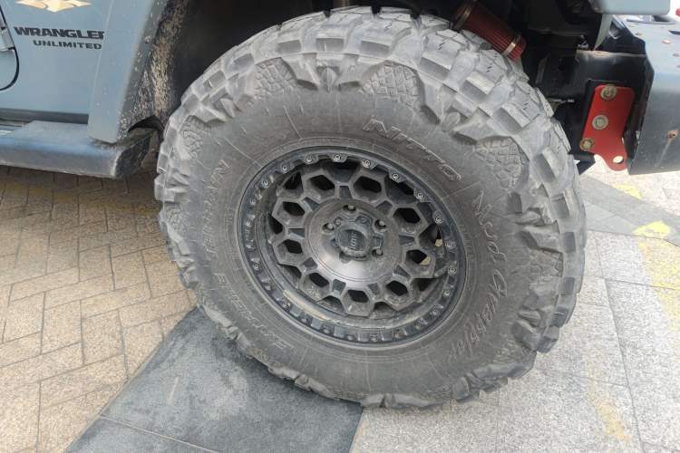 Used Jeep Wrangler 2014 3.0L Sahara Four-Door Edition Right Front Wheel Hub