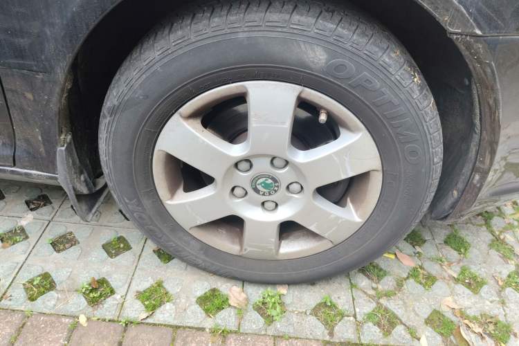 Used Skoda Octavia 2013 1.6L Manual Yijun Edition Right Front Wheel Hub