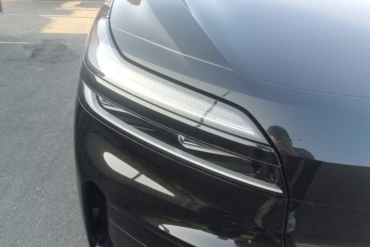 Used ONVO Luxeed L90 2025 Model—Max Six-Seater Version Right Front Headlight