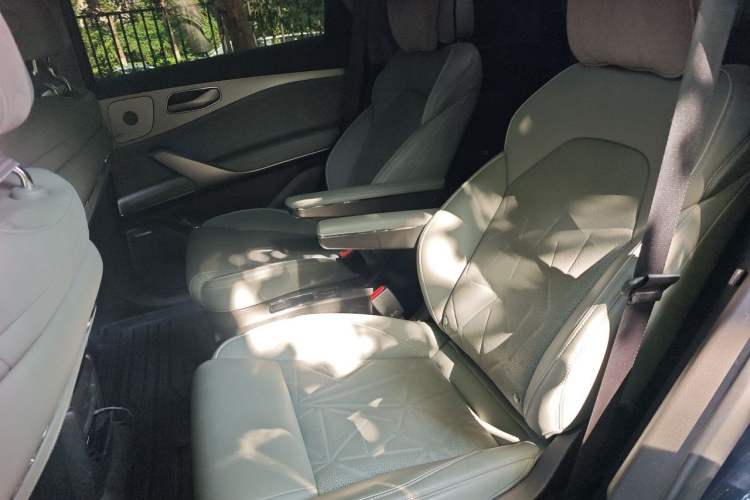 Used Denza N8 2023 Four-Wheel Drive Ultra-Hybrid Flagship Six-Seater Version
