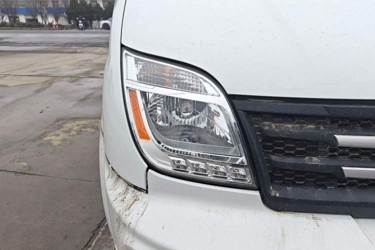 Used SAIC MAXUS Xintu V80 2023 2.0T AMT Classic Aoyuntong Short Wheelbase Mid-Roof 7/8/9-Seater
