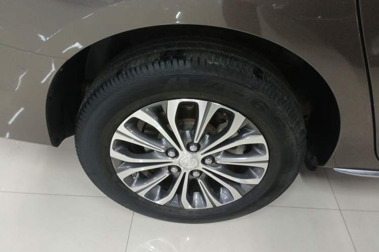 Used Buick GL8 2023 Facelifted Land Cruiser Executive Luxury Version
