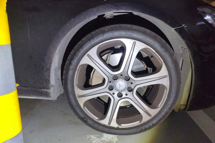 Used Mercedes-Benz E-Class 2016 E 300 L Sporty and Stylish Model
