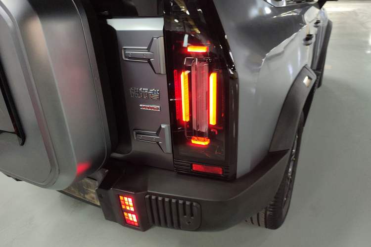 Used JETOUR Traveler 2023 2.0T All-Wheel-Drive CrossPRO Exterior 3