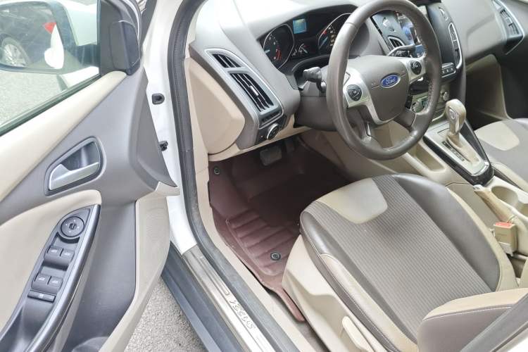 Used Ford Focus 2012 Sedan 1.6L Automatic Fashion Edition Driver Seat