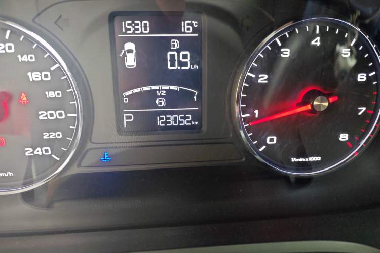 Used Roewe RX5 2016 20T Two-Wheel Drive Automatic Internet Smart Edition
