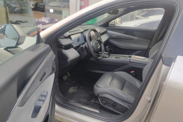 Used Lynk & Co 08 EM-P 2023 120km Long-Range Halo
