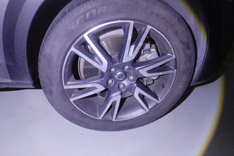 Used Volvo V90 2017 Cross Country T5 AWD Prestige Edition Right Front Wheel Hub