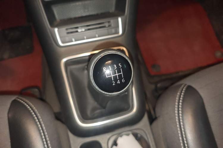 Used Volkswagen Tiguan 2016 300TSI Manual Two-Wheel Drive Trend Edition Gear Lever