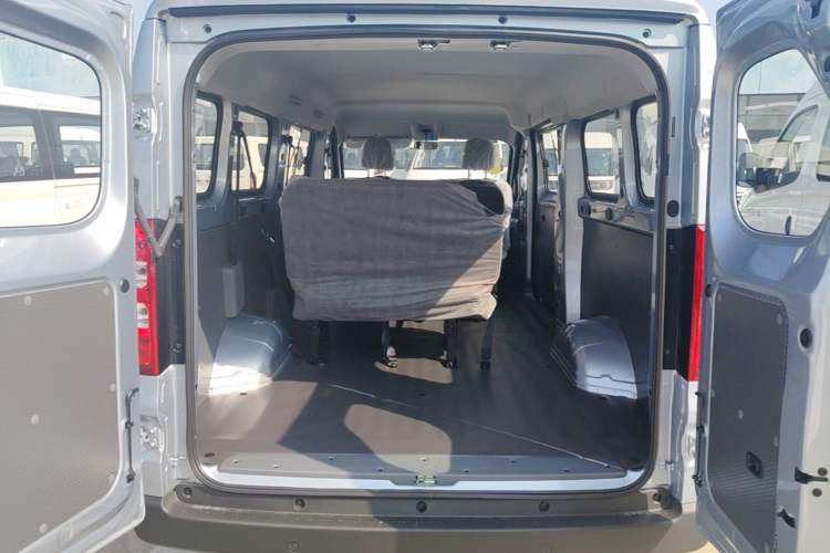 Used Wuling Yangguang 2024 300KM Comfort Version Passenger Van 75kW Trunk