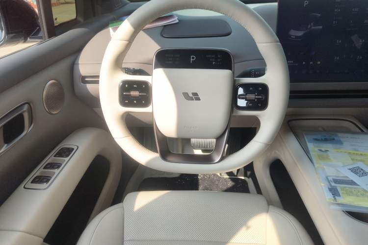 Used Li Auto i6 2025 Model Four-Wheel-Drive Standard Type
