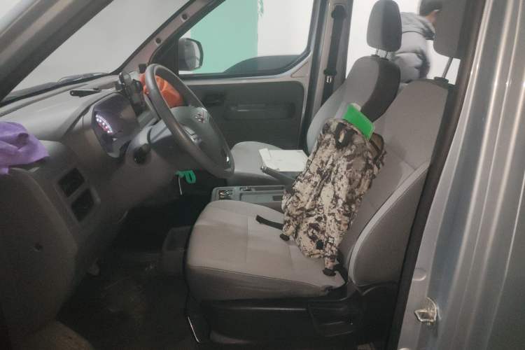 Used Wuling Yangguang 2025 Model 400km Bus Edition—Comfort Edition Left Front Seat