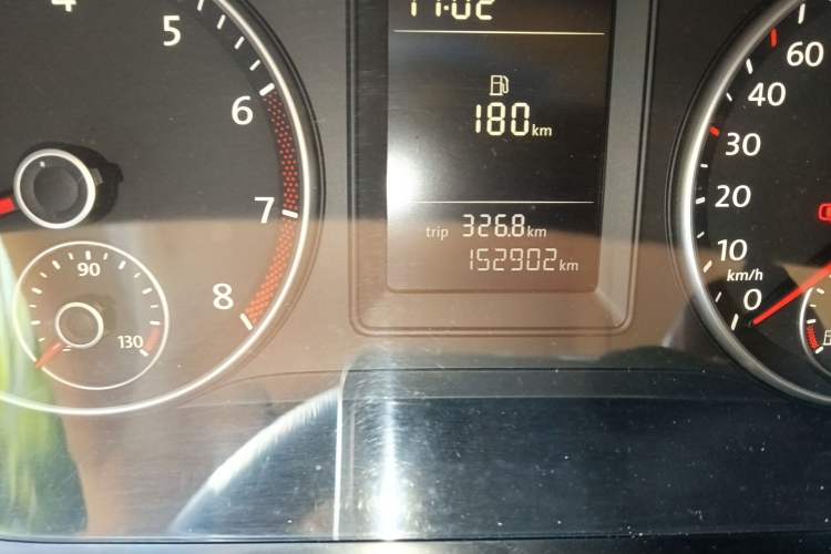 Used Volkswagen Touran 2011 1.4T Manual Zhiya Edition 5 Seats Odometer Close Up