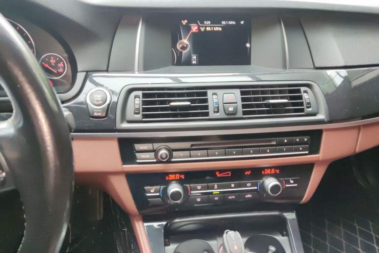 Used BMW 5 Series 2017 520Li Elegant Edition Audio And AC Panel