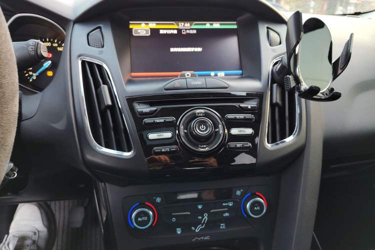 Used Ford Focus 2015 Hatchback EcoBoost 125 Manual – Ultra-Style Edition