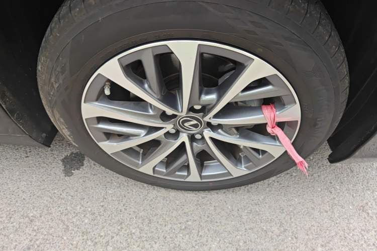 Used Lexus ES 2025 200 Premium Edition Right Front Wheel Hub