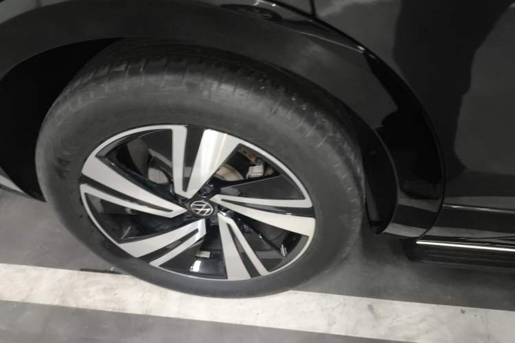 Used Volkswagen Tavendor 2024 380TSI All-Wheel Drive R-Line Cruise Edition Right Rear Wheel Hub