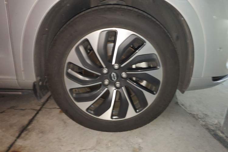 Used Hima AITO M7 2024 1.5T Rear-Drive Plus Version 5 Seats Right Front Wheel Hub