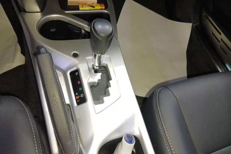 Used Toyota RAV4 2016 2.0L CVT Two-Wheel Drive Fashion Edition China V Standard Gear Lever