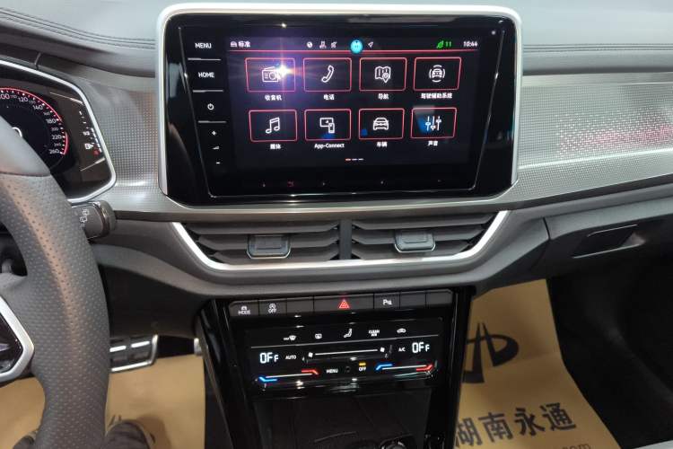 Used Volkswagen T-ROC 2025 Facelifted 300TSI DSG Two-Wheel-Drive Chen Guang Edition Audio And AC Panel