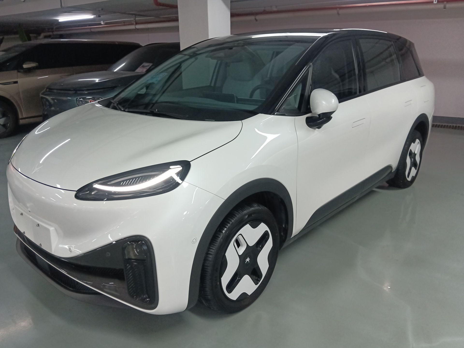 Под передней частью автомобиля