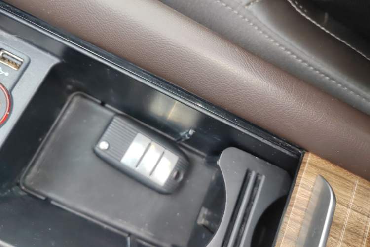 Used Roewe RX8 2018 30T Smart Connectivity Two-Wheel Drive Flagship Edition Vehicle Key