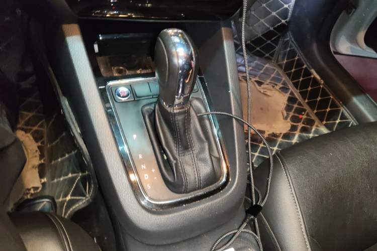 Used Volkswagen Sagitar 2017 230TSI Automatic Comfort Version Gear Lever