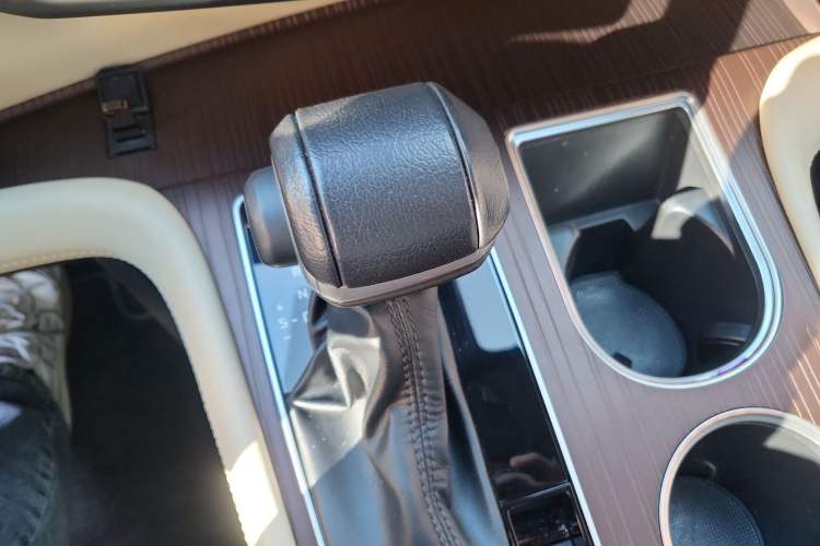 Used Toyota Granvia 2023 2.5L Hybrid Prestige PLUS Edition Gear Lever
