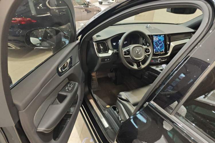 Used Volvo XC60 New Energy 2024 T8 Plug-in Hybrid Long-Range All-Wheel Drive Zhiyuan Polar Night Edition
