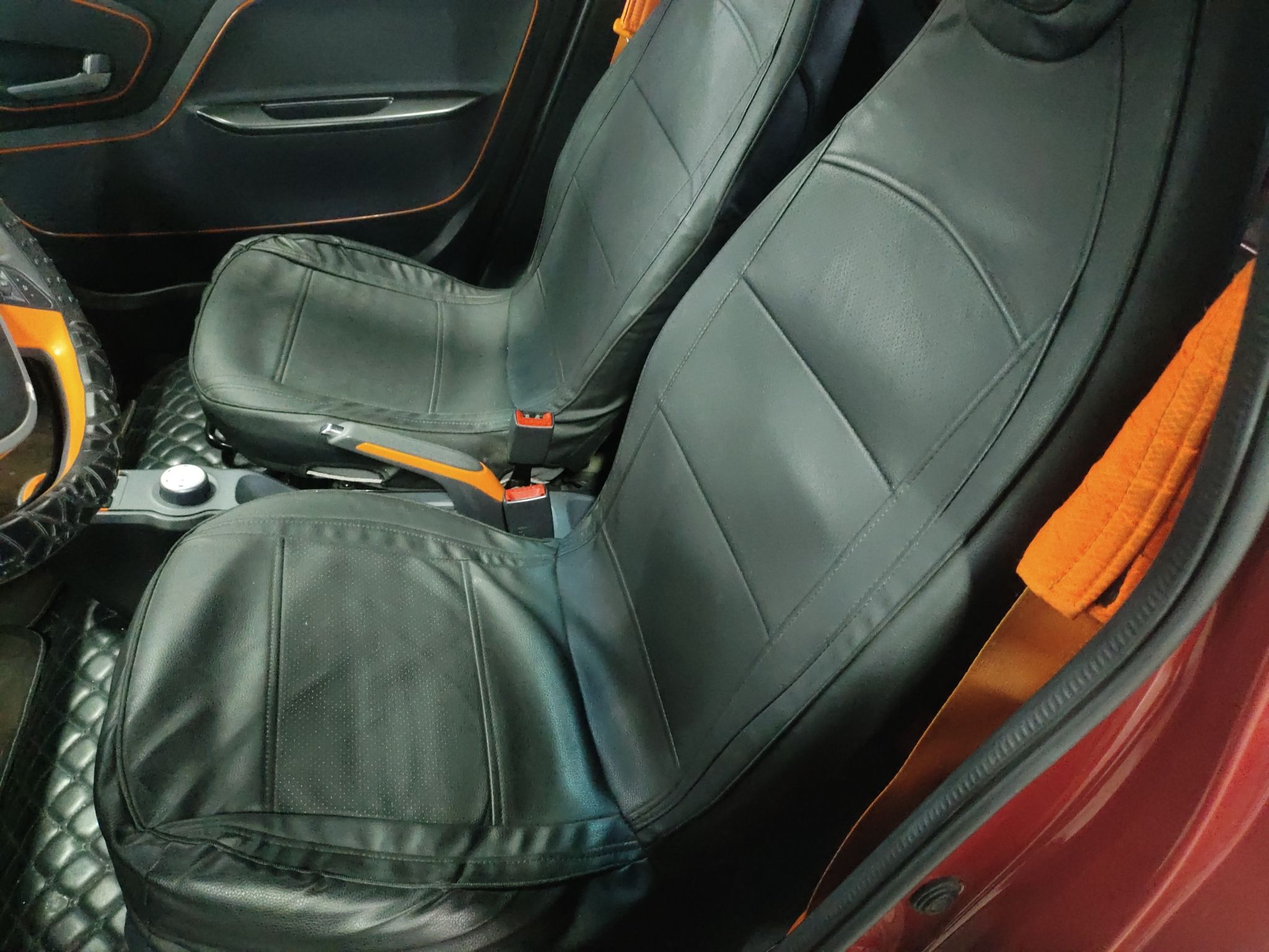 Переднее сиденье в автомобиле