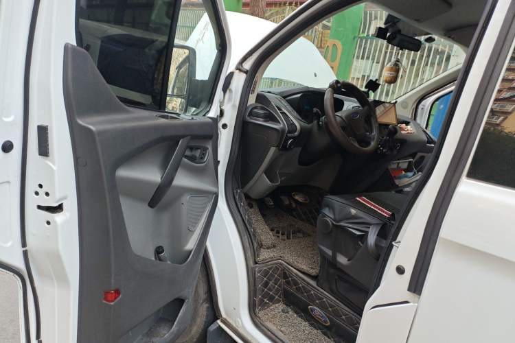 Used Ford Transit 2017 2.0T Diesel Multi-Function Commercial Vehicle Mid-Drive Mid-Roof China V Standard Driver Seat