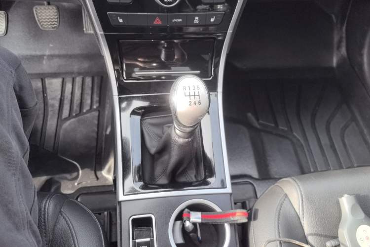 Used Haval H2 2017 Red-Label 1.5T Manual Two-Wheel Drive Luxury Model Gear Lever