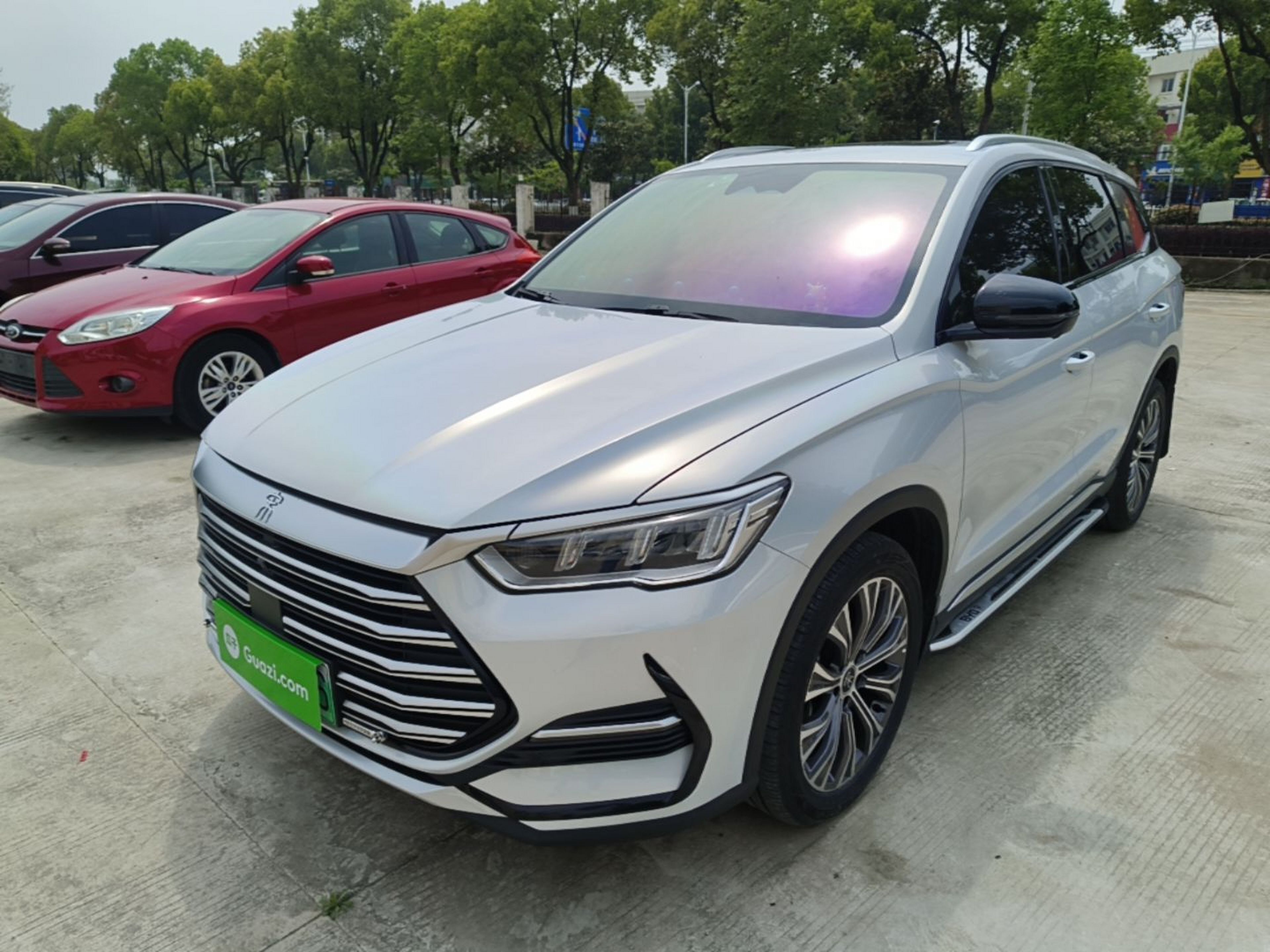 Под передней частью автомобиля