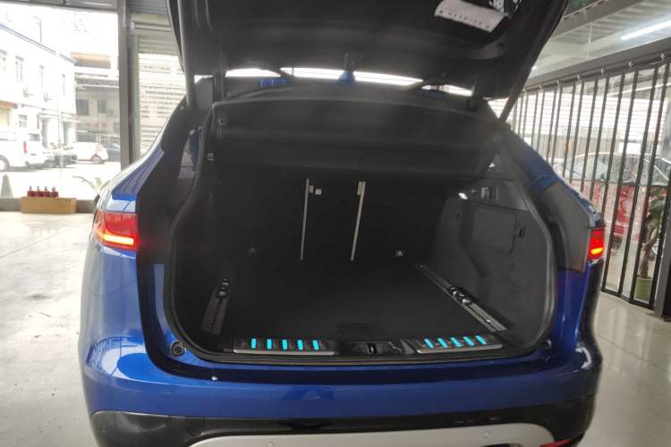 Used Jaguar F-PACE 2016 3.0 SC Four-Wheel Drive S High-Performance Edition Trunk