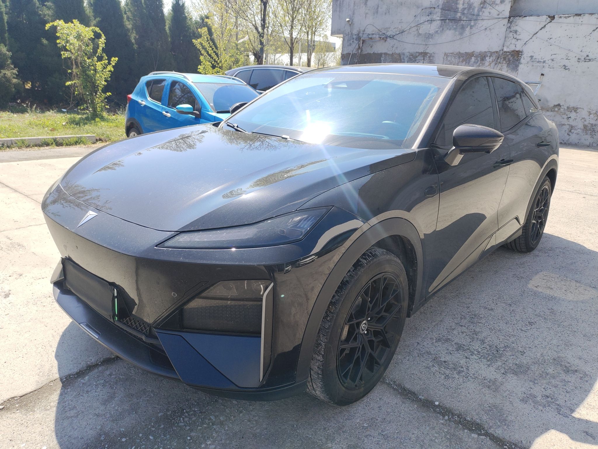 Под передней частью автомобиля