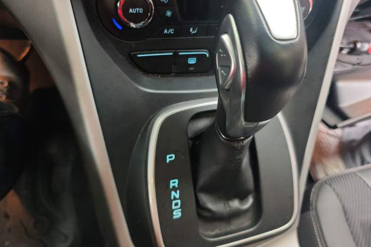 Used Ford Kuga 2013 1.6L GTDi Two-Wheel-Drive Trend Model Gear Lever