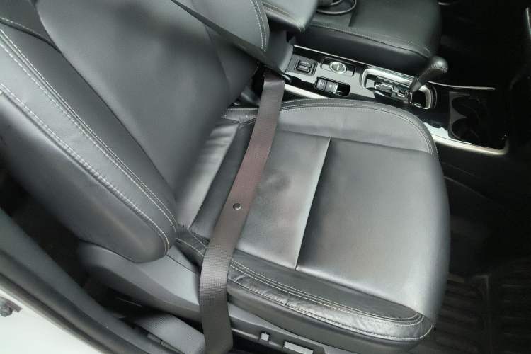 Used Mitsubishi Outlander 2019 2.4L 4x4 Zhi Xiang Edition 5 Seats China V Emission Standard
