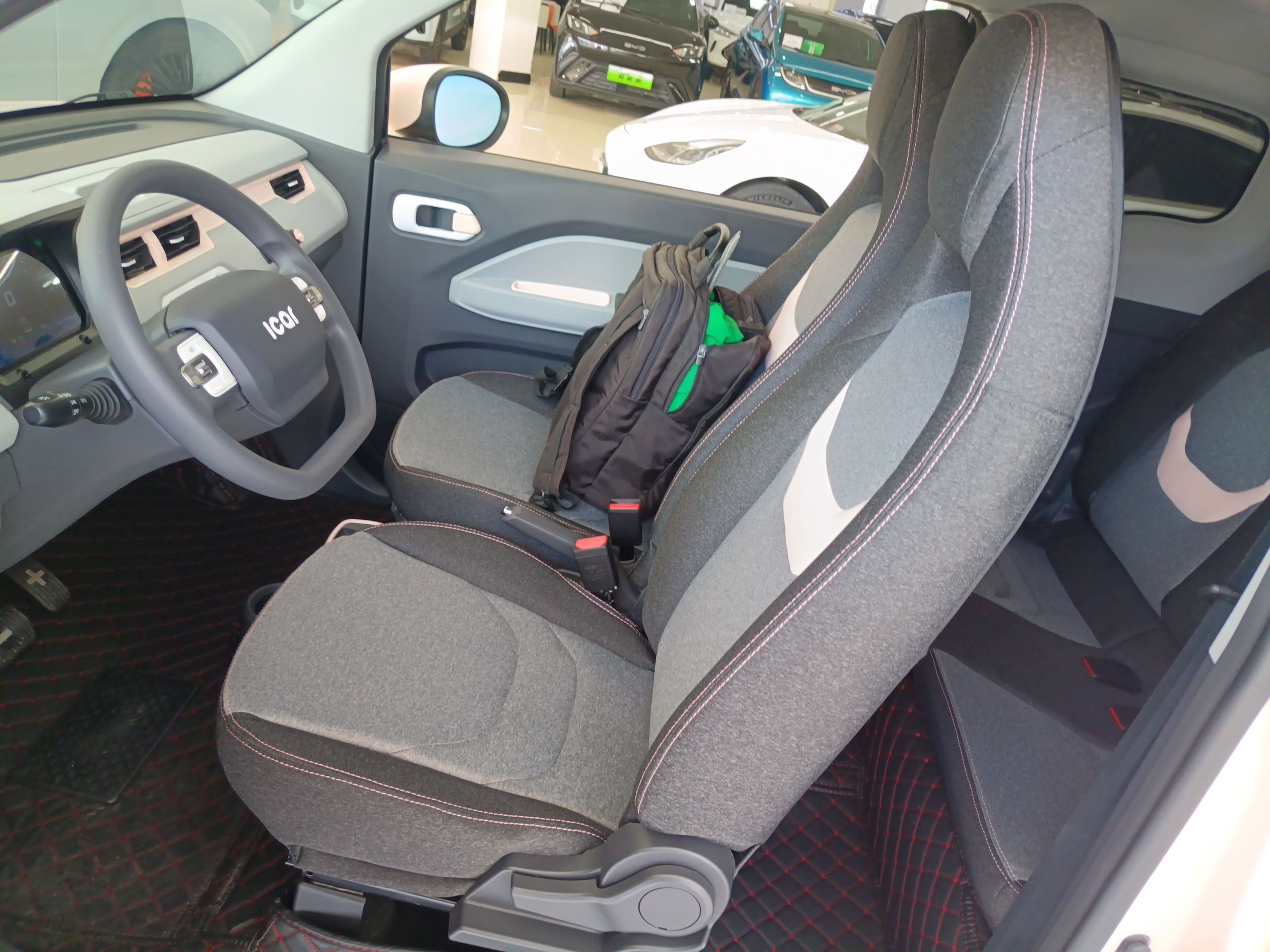 المقاعد الأمامية داخل السيارة