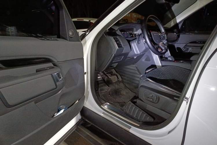 Used Land Rover Discovery 2023 Facelift 300PS S Driver Seat