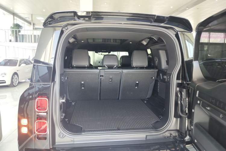 Used Land Rover Defender 2024 110 3.0T P400 X-DYNAMIC HSE Trunk