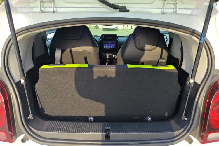 Used Roewe Clever 2021 302 km New Four-Seater Super-Efficient Version Trunk