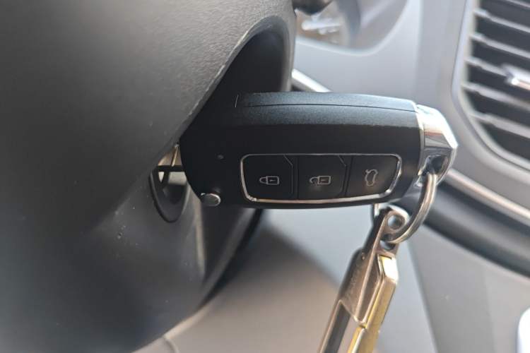 Used SAIC MAXUS Xintu V80 2024 Aotuntong Value Edition 6MT Short Wheelbase Ultra-Low Roof 127 Ps 5/6 Seats